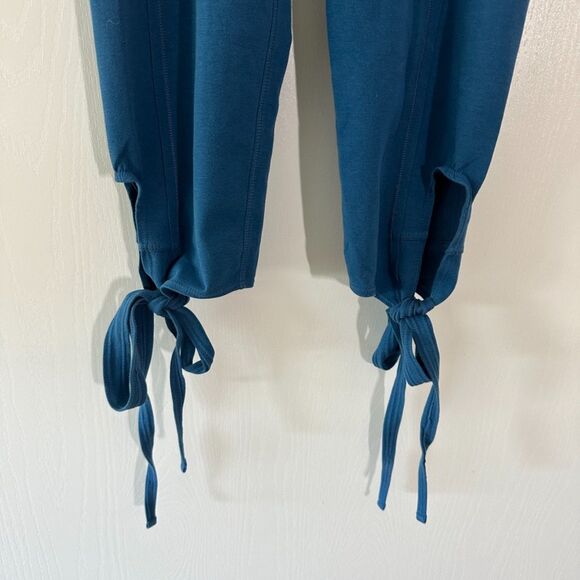 Free People Movement Turnout Cross Front Waist Turnout Legging Capri Blue Medium - Picture 3 of 7